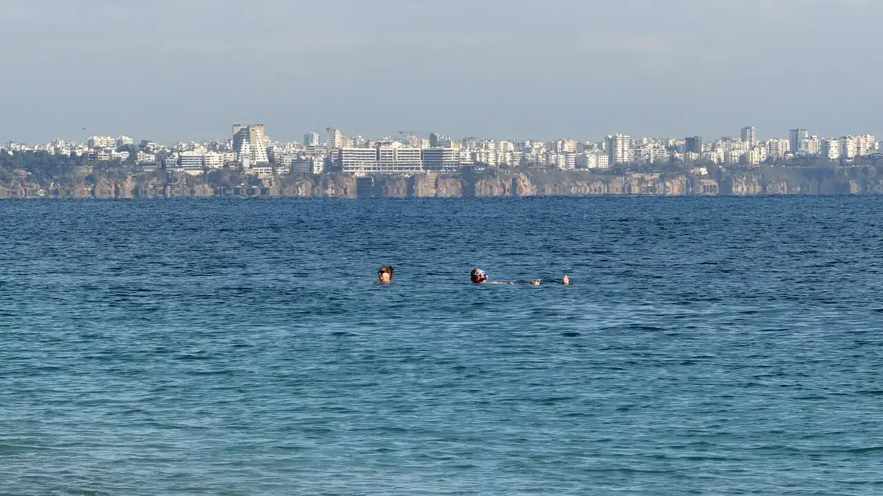 Konyaaltı Sahili’nde Güneşlenip Denize Girdiler 6